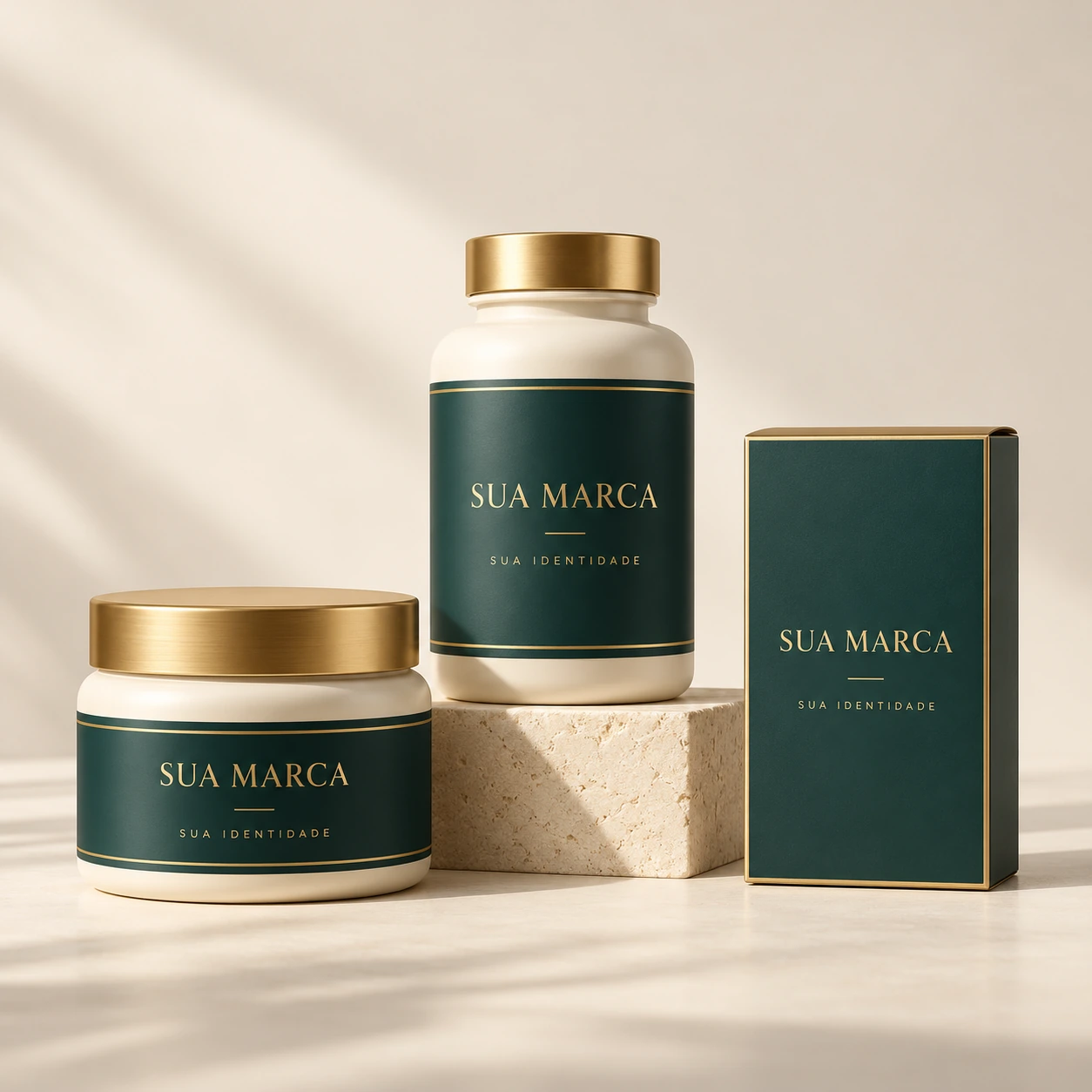 Simulação de embalagens com a identidade Sua Marca em verde e dourado
